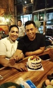 Direktur PT. Lisun Utama Jaya, Media dan Lembaga Berikan Suprise Ultah Ke 50 untuk Om Hermanto 2 Picsart 23 09 20 06 50 32 709