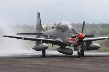 salah satu dari empat pesawat super tucano disambut dengan 160229193003 626 1