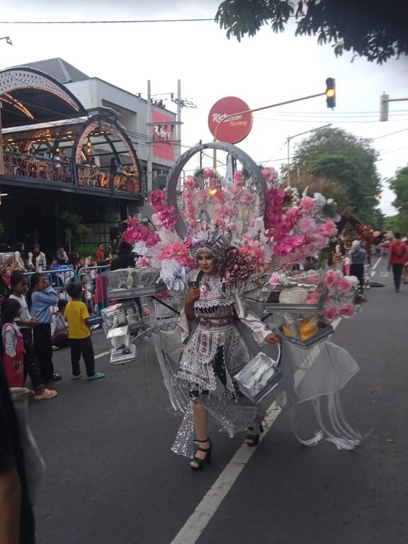 Banyuwangi Ethno Carnival 2025 Dibuka dengan Doa untuk Korban KMP Tunu Pratama Jaya 2 IMG20250712163151 01
