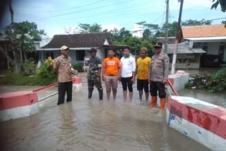 Polsek Jatiroto melakukan pengamanan air menggenang di Desa Rojopolo, 27 IMG 20251031 WA0033