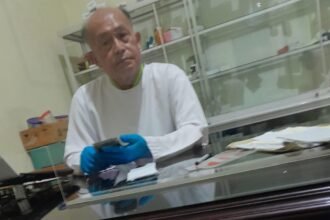 DIDUGA TAK MENGANTONGI IZIN PRAKTEK, PENSIUNAN MANTRI PUSKESMAS NEKAT BUKA PRAKTEK KESEHATAN MANDIRI DI RUMAHNYA 29 IMG 20251031 WA0120
