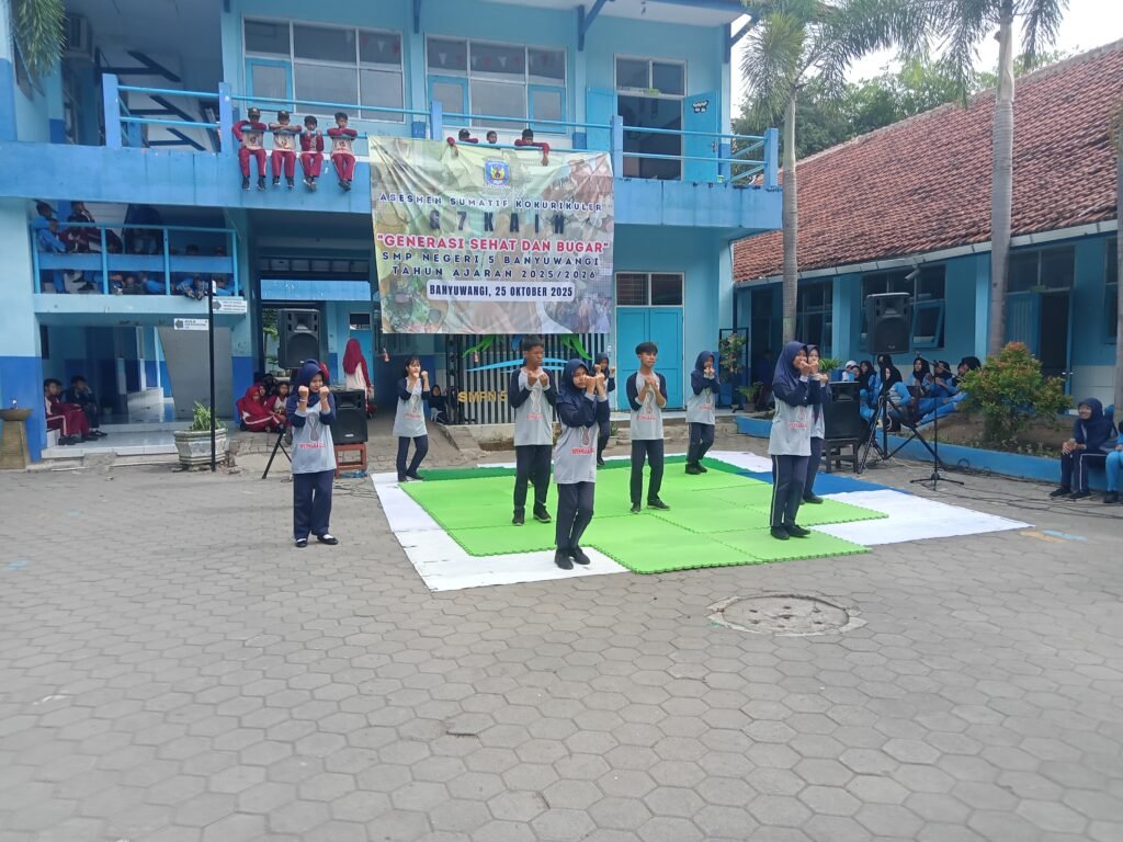SMPN 5 Banyuwangi Gelar Bazar Bertema Generasi Sehat dan Bugar 3 IMG20251025082304 01