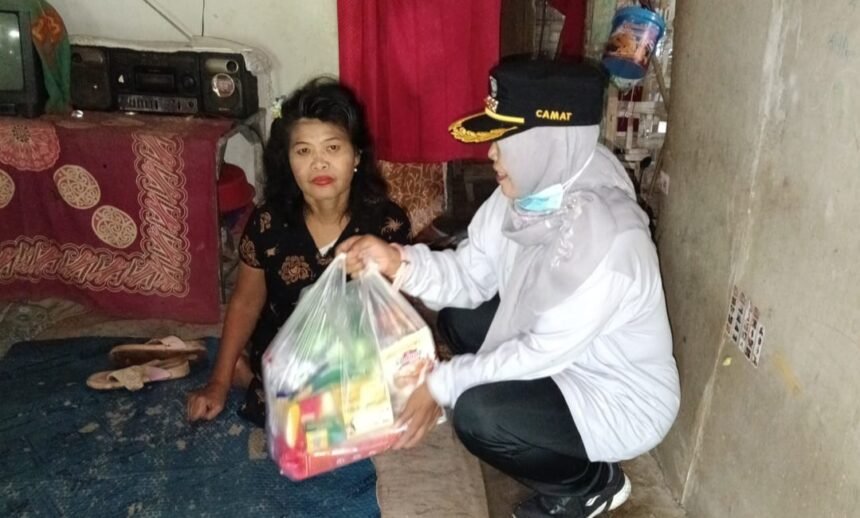 Camat Randuagung Gelar Kerja Bhakti Rehab Rumah Warga Disabilitas di Ledoktempuro 1 IMG 20251024 132205 1