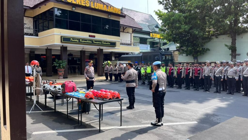 Polres Lumajang Gelar Apel Tanggap Darurat Bencana, Pastikan Kesiapan Personel dan Peralatan 2 IMG 20251105 WA0057