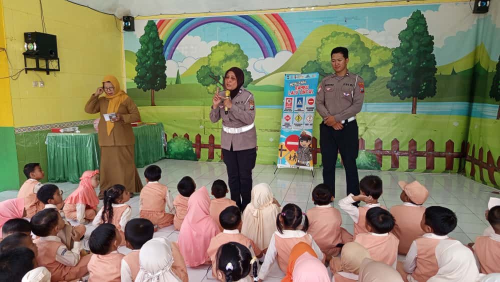 Polisi Sahabat Anak, Satlantas Polres Lumajang Kenalkan Tertib Lalu Lintas Sejak Dini di TK Dharma Wanita 2 IMG 20251112 WA0016