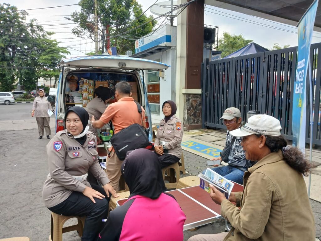 Ditlantas Polda Jatim Ngopi Bareng Warga Sosialisasi Tertib Lalin di Operasi Zebra Semeru 2 IMG 20251125 WA0039