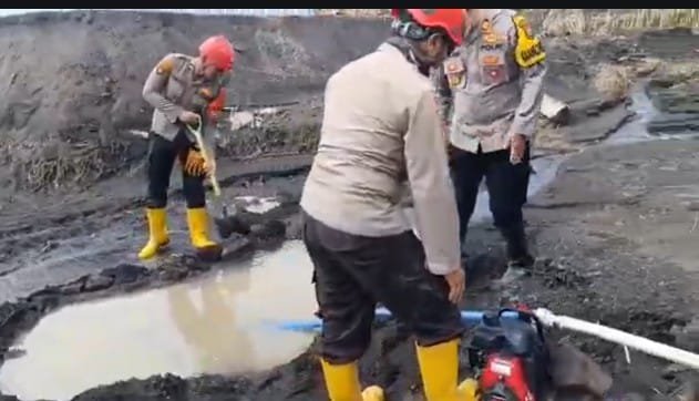 Polda Jatim Bantu Bersihkan Endapan Lahar Dingin Pascaerupsi Gunung Semeru 2 IMG 20251125 WA0041