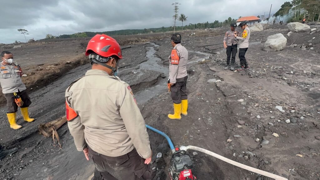 Personil Gabungan Evakuasi Barang Warga dan Bersihkan Rumah Terdampak Erupsi Semeru 2 IMG 20251127 WA0096
