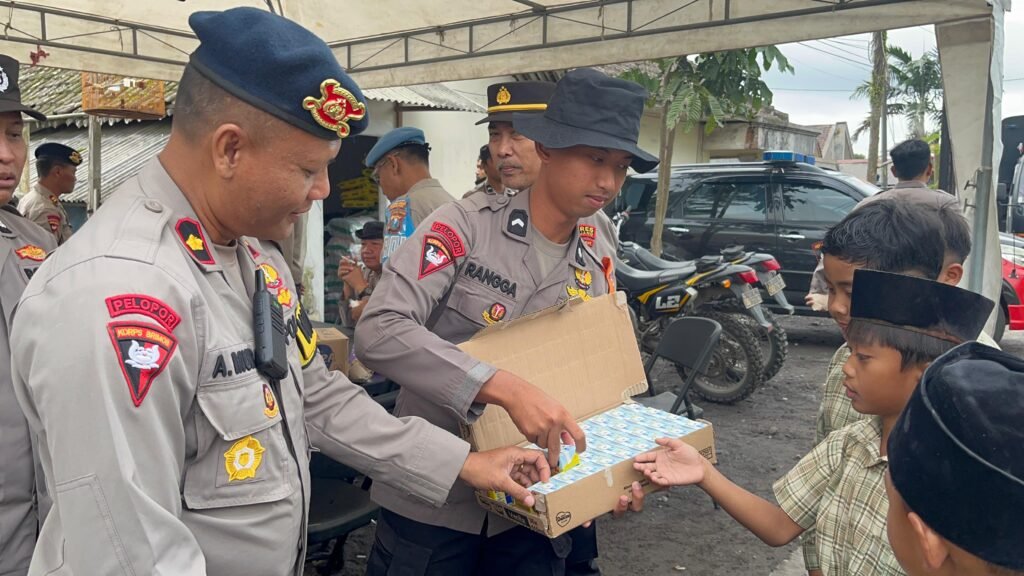 Polisi Berbagi Snack dan Susu Untuk Pelajar Terdampak Erupsi Gunung Semeru 2 IMG 20251128 WA0029