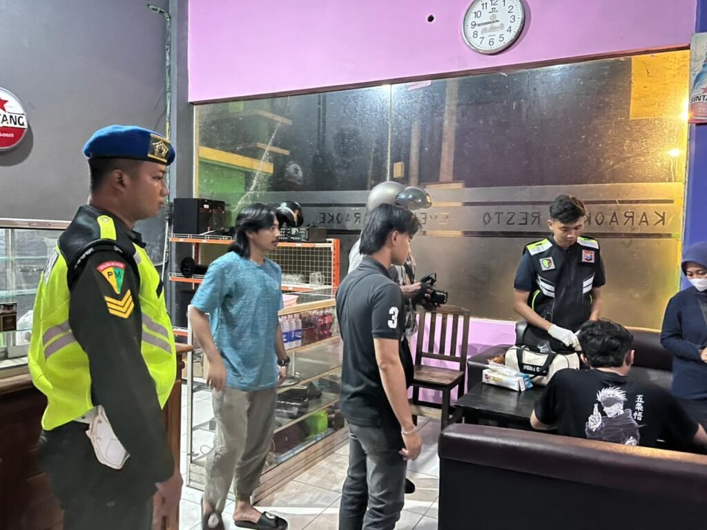 Polres Lumajang Gelar Operasi Gabungan di Tempat Hiburan Malam, 17 Pengunjung Jalani Tes Urine 2 IMG 20251213 WA0033