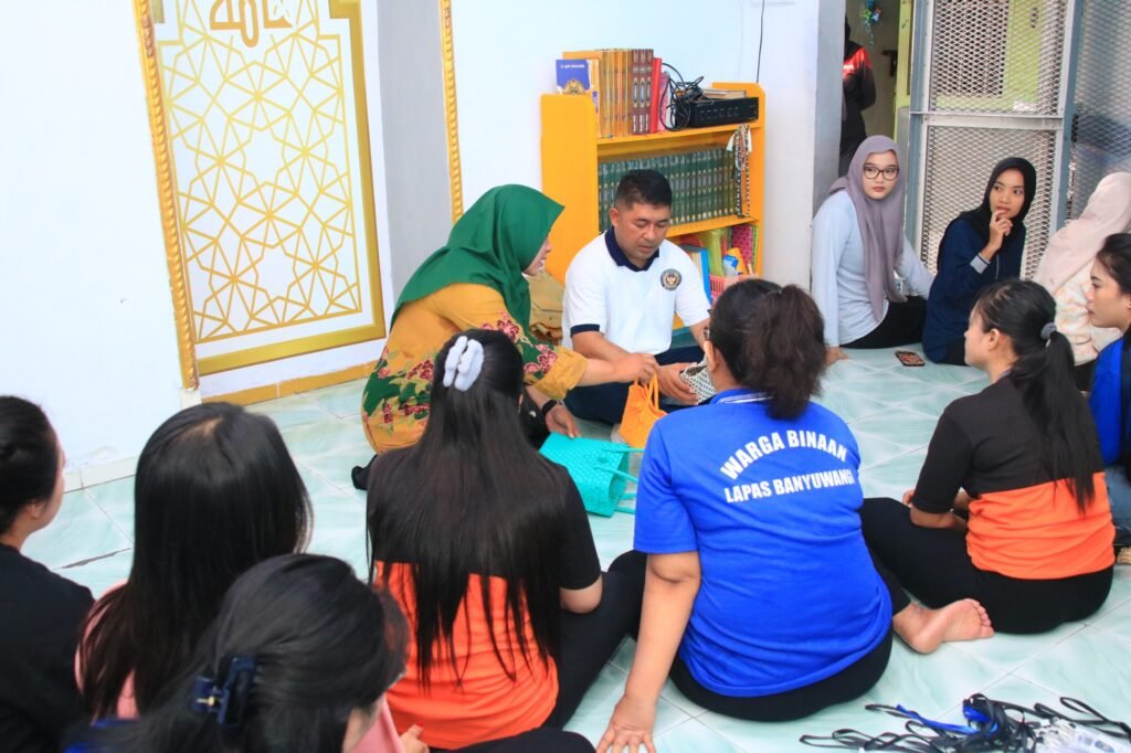 Lapas Banyuwangi Bekali Warga Binaan Perempuan Ketrampilan Anyaman Kreatif untuk Pulihkan Rasa Percaya Diri 2 IMG 20251221 WA0141