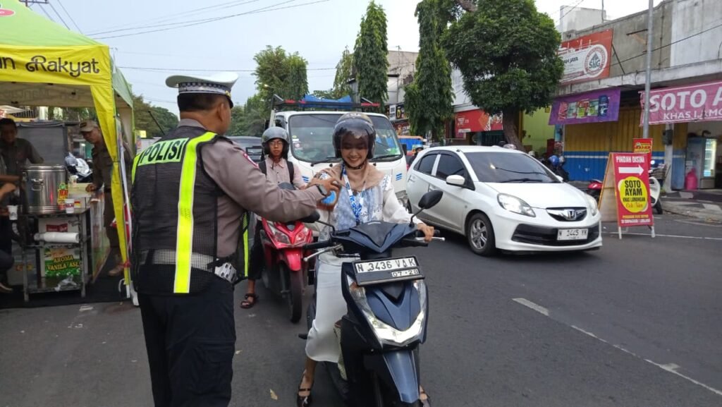 Satlantas Polres Lumajang Gelar Ngabuburit Road Safety, Bagikan 500 Takjil untuk Pengguna Jalan 2 IMG 20260315 WA0034