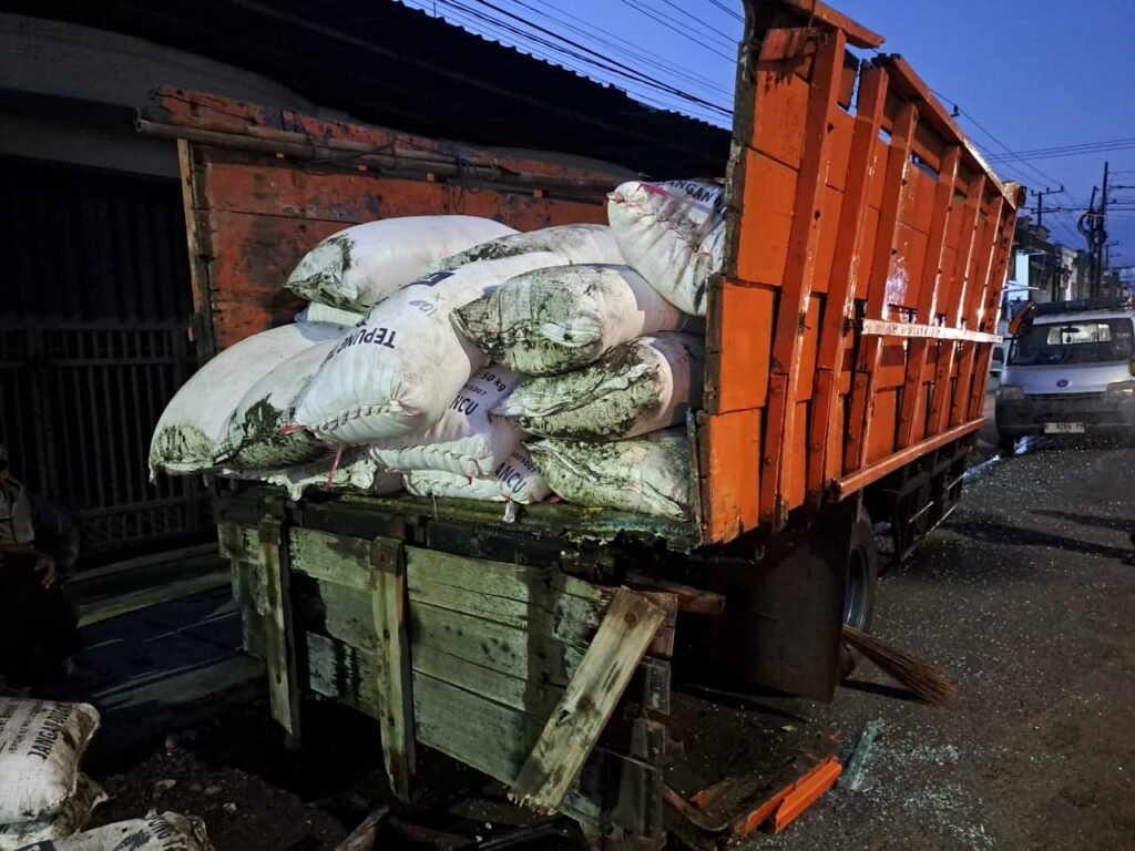 Microbus Elf Tabrak Truk Parkir di Klakah, Penumpang Alami Luka 2 IMG 20260514 WA0134
