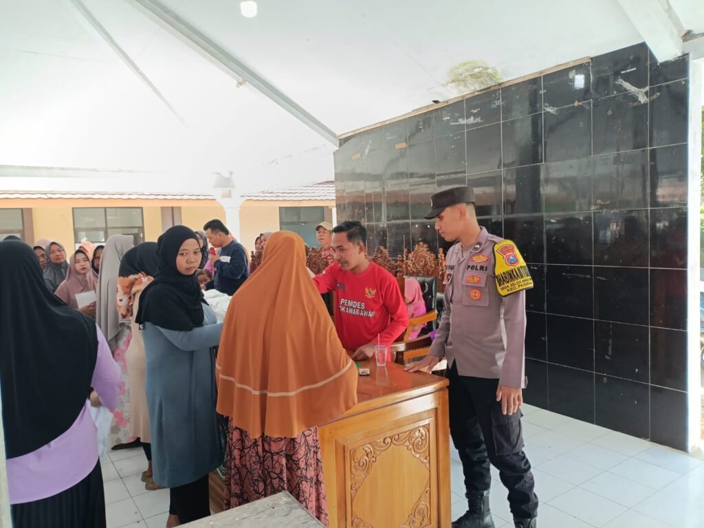 Bhabinkamtibmas dan Babinsa Kawal Penyaluran Beras dan Minyak Goreng untuk 1.645 Warga Selok Awar-Awar 2 IMG 20260531 WA0122