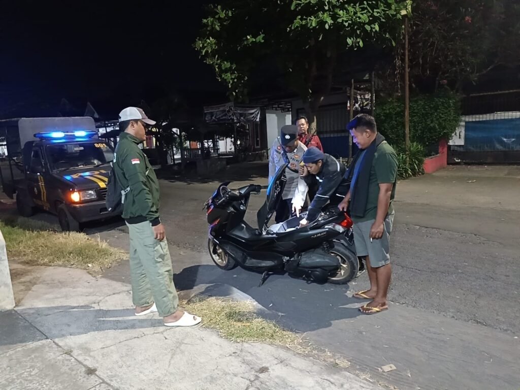 Patroli KRYD Dini Hari, Polsek Kunir Periksa Kendaraan dan Antisipasi Kriminalitas di Zona Rawan 2 IMG 20260610 WA0101