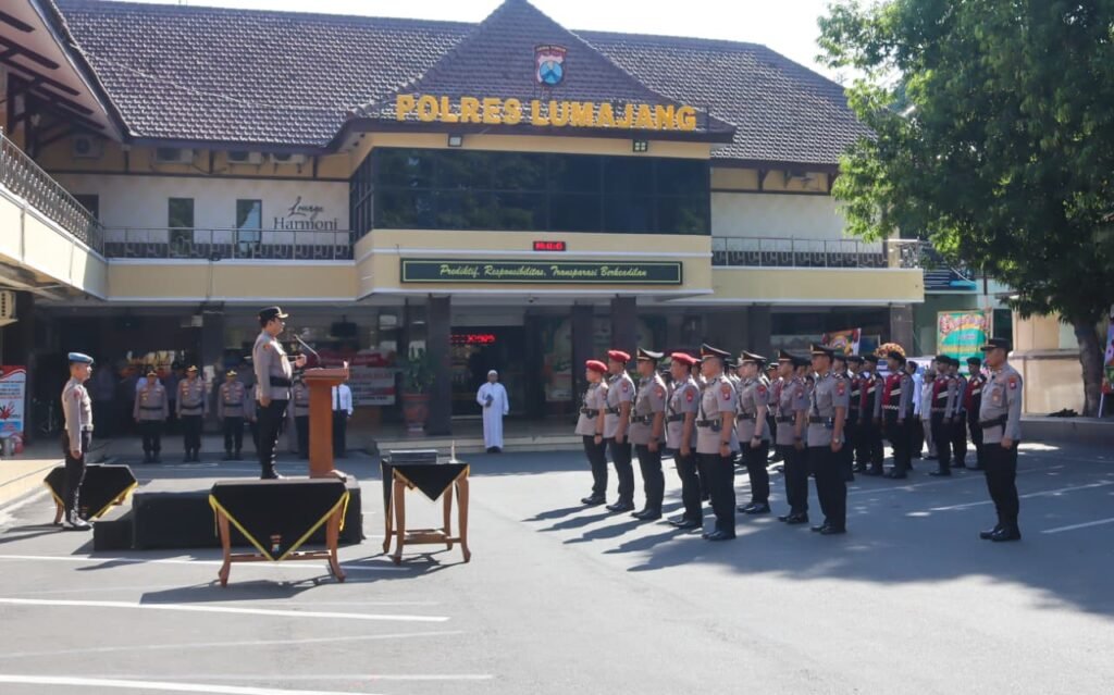 Sertijab Pejabat Utama dan Kapolsek Digelar, Kapolres Lumajang Tekankan Pelayanan Masyarakat 2 IMG 20260611 WA0016