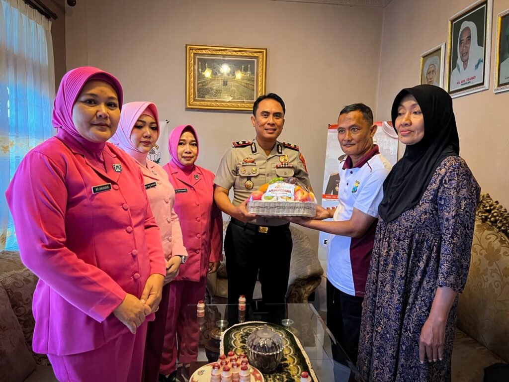 Hari Bhayangkara ke-80, Kapolres Lumajang Anjangsana ke Personel Sakit: Wujud Kepedulian dan Solidaritas Keluarga Besar Polri 2 IMG 20260611 WA0121
