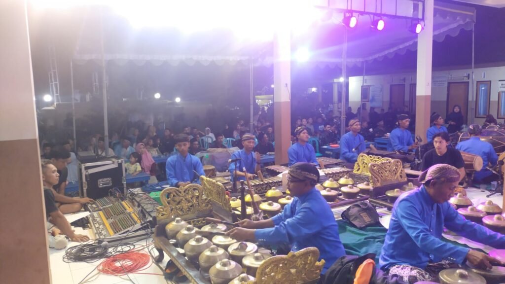 Polsek Pasirian Amankan Pagelaran Wayang Kulit Selamatan Desa Bago, Dihadiri Ratusan Warga 2 IMG 20260616 WA0069