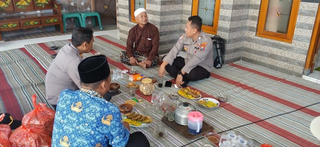 Kapolsek Rowokangkung Silaturahmi dengan Tokoh Masyarakat, Ajak Warga Jaga Kamtibmas dan Manfaatkan Layanan 110 2 IMG 20260618 WA0090