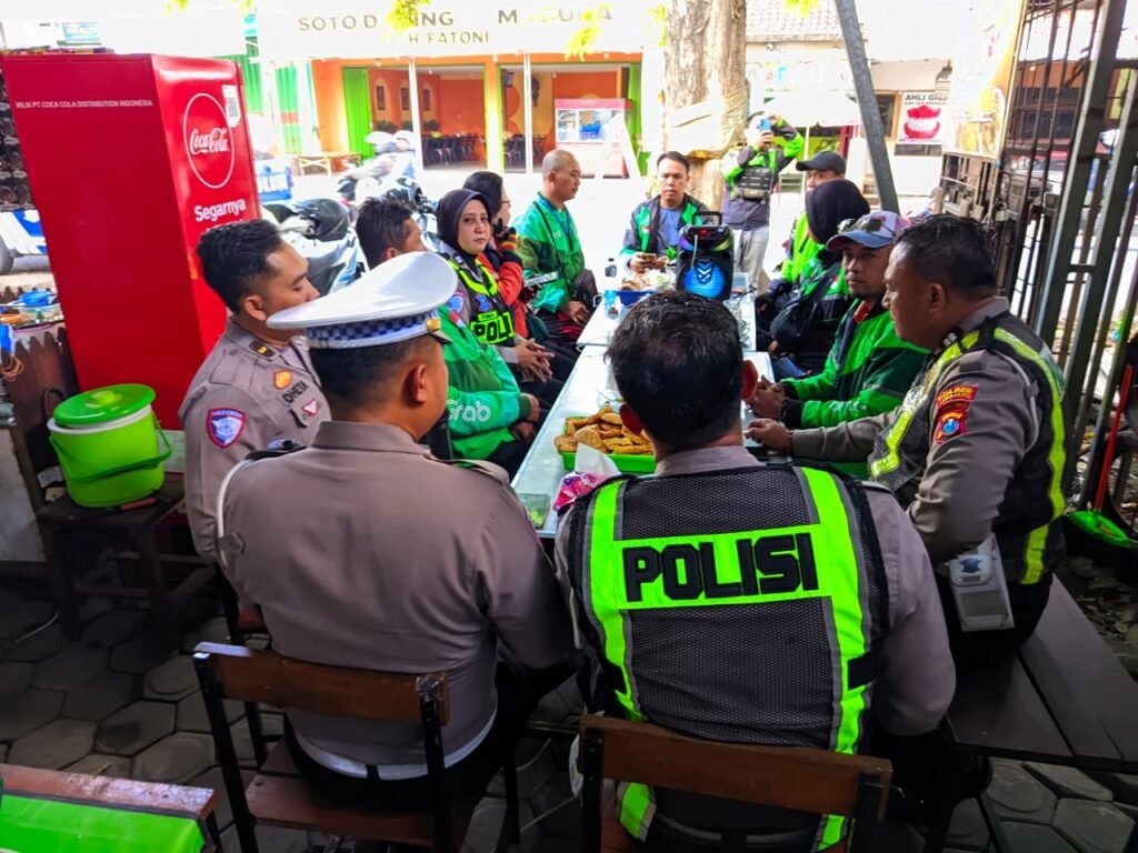 Sambut HUT Bhayangkara ke-80, Satlantas Polres Lumajang Salurkan Bansos untuk Paguyuban Ojol 2 IMG 20260618 WA0103
