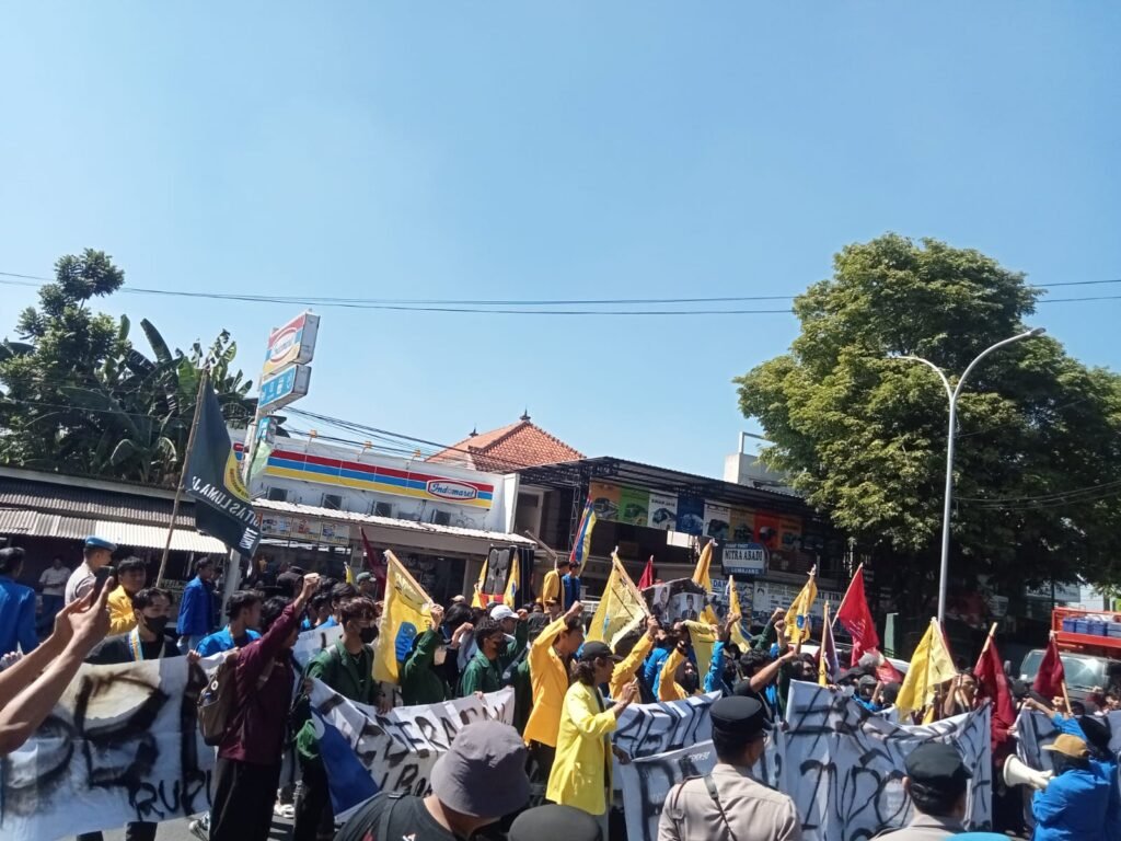 Mahasiswa Lumajang Sampaikan Empat Tuntutan Strategis, DPRD Siap Teruskan Aspirasi ke Pemerintah Pusat 2 IMG 20260618 WA0110