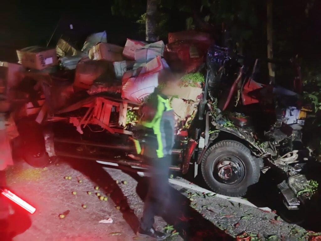 Lengah di Tikungan Nogosari, Dua Truk Saling Hantam 3 IMG 20260619 WA0097