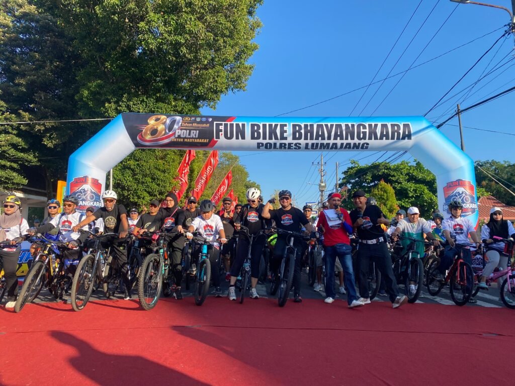 Ribuan Pesepeda Padati Alun-Alun Lumajang, HUT Bhayangkara ke-80 Jadi Ajang Perkuat Kedekatan Polri dan Masyarakat 2 IMG 20260621 WA0099