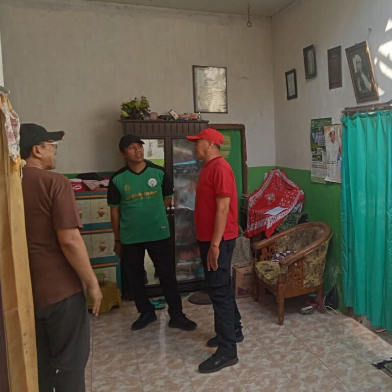 Camat Randuagung Bersama Warga Gelar Bedah Rumah Warga Wujud Nyata Gotong Royong 2 IMG 20260611 151621
