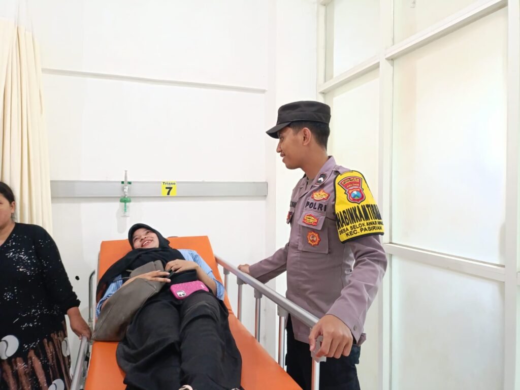 Diduga Kurang Waspada Saat Menyalip, Pengendara Scoopy Tabrak Samping Dump Truck di Pasirian 2 IMG 20260715 WA0144