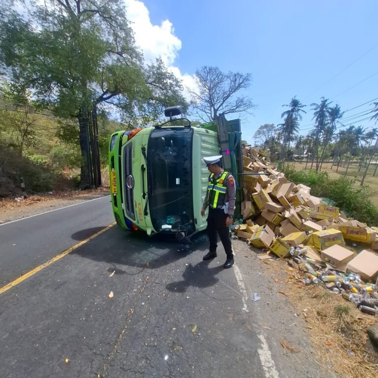 Terguling Truk Hino Tronton di Ruas Jalan Utara Patung Gandrung Desa Bangsring Wongsorejo. 2 IMG 20260722 WA0026