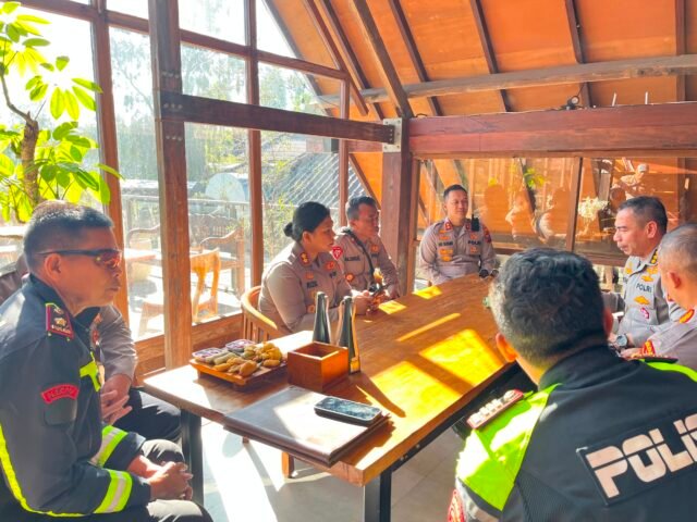 Kapolres Lumajang Dampingi Karo Ops Polda Jatim dalam Kunjungan Menhut ke Kawasan Bromo 2 IMG 20260809 WA0096