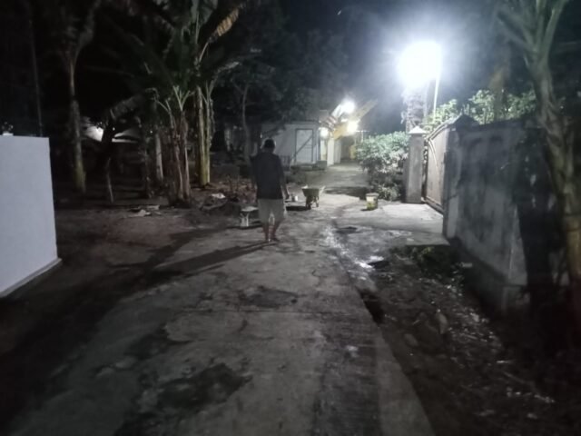 Sambut Malam Agustusan, Warga RT 02/RW 013 Gotong Royong Perbaiki Jalan Berlubang 3 IMG 20260810 WA0201