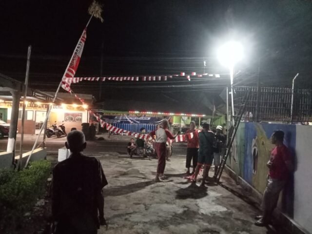 Sambut Malam Agustusan, Warga RT 02/RW 013 Gotong Royong Perbaiki Jalan Berlubang 2 IMG 20260810 WA0202