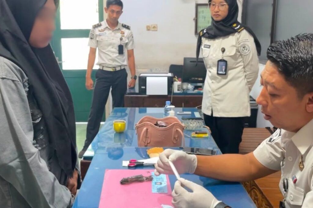 Petugas Lapas Banyuwangi Gagalkan Penyelundupan Sabu yang Diselipkan di Karet Celana Pengunjung Wanita 3 IMG 20260814 WA0037