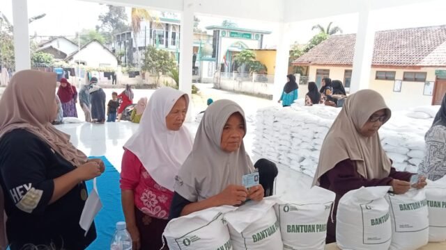 Perum Bulog Salurkan 21,06 Ton Beras di Lumajang, 702 Warga Desa Boreng Terima Bantuan 3 Bulan Sekaligus 2 IMG 20260820 WA0108