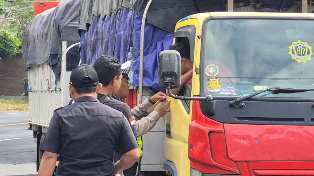 UPPKB Km 20 Selogiri Tingkatkan Keselamatan Pengendara Lewat Pembagian Stiker dan Jumat Berkah 8 IMG 20260821 WA0035