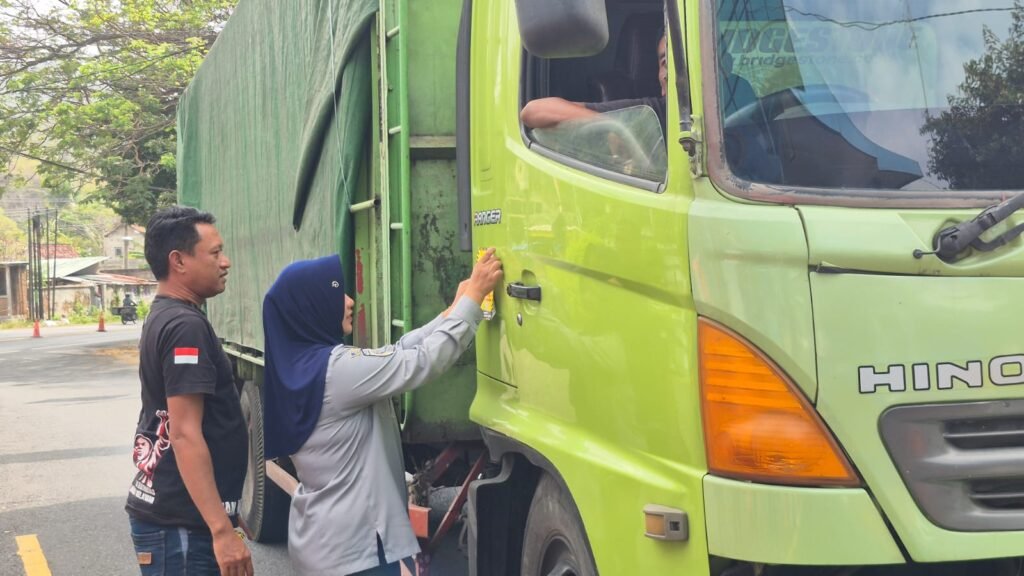 UPPKB Km 20 Selogiri Tingkatkan Keselamatan Pengendara Lewat Pembagian Stiker dan Jumat Berkah 6 IMG 20260821 WA0036