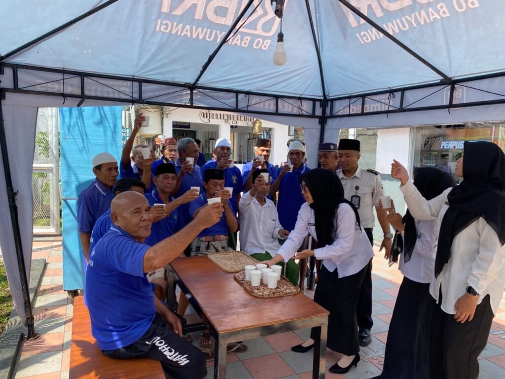 Tingkatkan Pelayanan Kesehatan Kelompok Rentan, Lapas Kelas IIA Banyuwangi Bagikan Makanan Tambahan Bagi Warga Binaan Lansia 2 IMG 20260915 WA0014