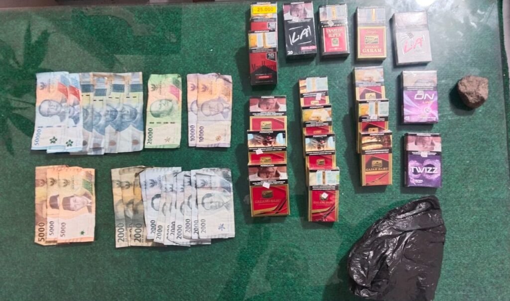 Masuk Lewat Tiang Listrik, Pencurian Toko-Salon di Genteng Terungkap Kurang dari 24 Jam 3 IMG 20260922 WA0030