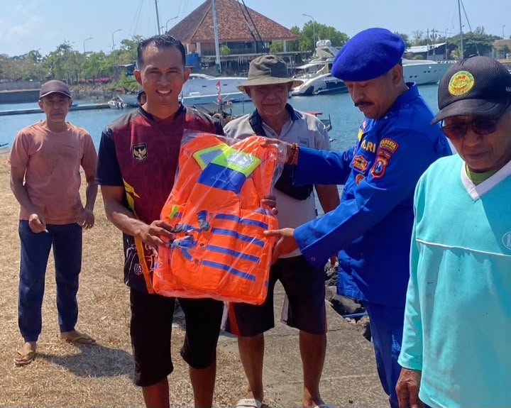 Keselamatan di Laut Jadi Prioritas, Nelayan Pulau Wangi Dibekali Life Jacket oleh Satpolairud Polresta Banyuwangi 2 IMG 20260925 WA0015