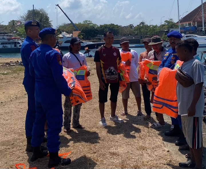 Keselamatan di Laut Jadi Prioritas, Nelayan Pulau Wangi Dibekali Life Jacket oleh Satpolairud Polresta Banyuwangi 3 IMG 20260925 WA0016