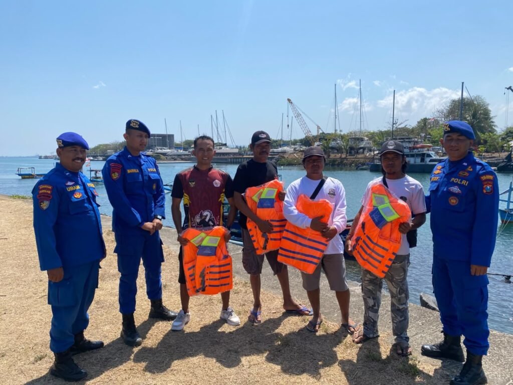 Keselamatan di Laut Jadi Prioritas, Nelayan Pulau Wangi Dibekali Life Jacket oleh Satpolairud Polresta Banyuwangi 4 IMG 20260925 WA0017