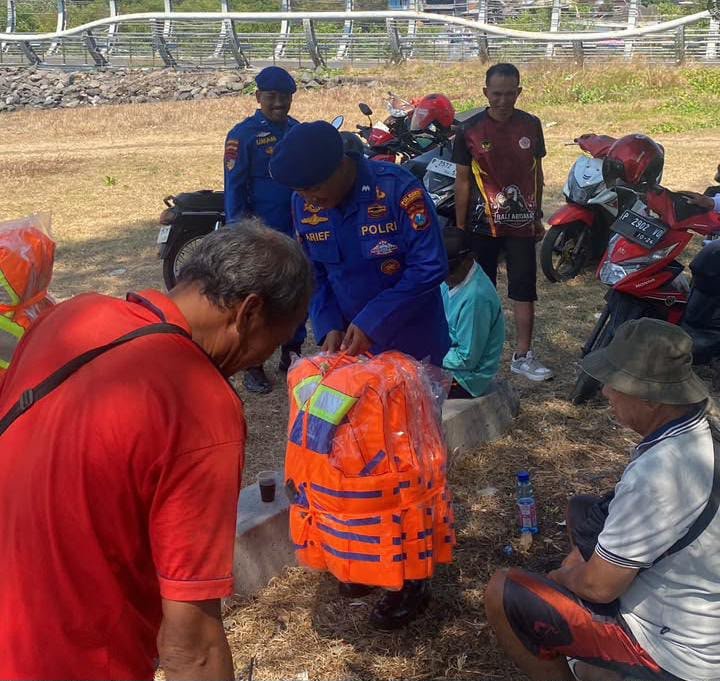 Keselamatan di Laut Jadi Prioritas, Nelayan Pulau Wangi Dibekali Life Jacket oleh Satpolairud Polresta Banyuwangi 5 IMG 20260925 WA0019