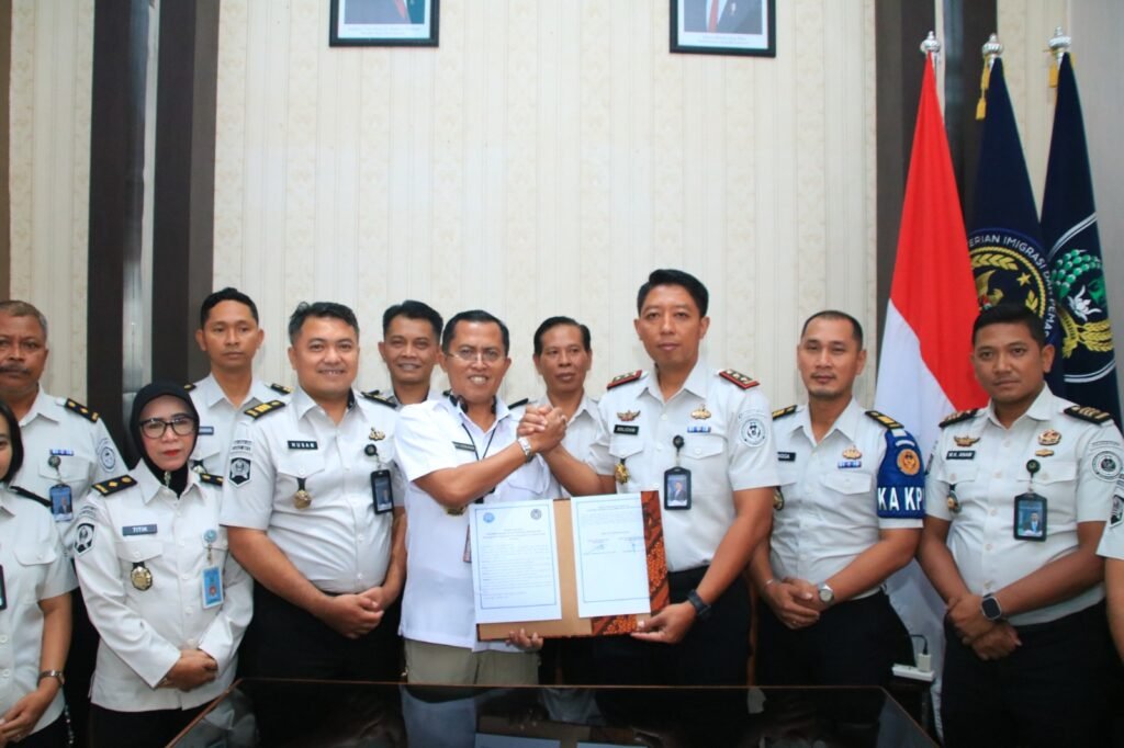 Tegaskan Komitmen Bebas Narkoba, Lapas dan BNNK Banyuwangi Gelar Deklarasi P4GN dan Tes Urine 2 IMG 20261010 WA0003