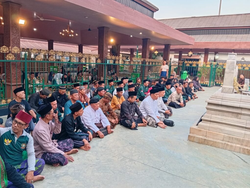 GEMA SHOLAWAT DI TANAH WALI: GKN RESMI DIDEKLARASIKAN DI DEMAK, AJAK SELURUH ANAK BANGSA BANGKIT 2 IMG 20261019 WA0405